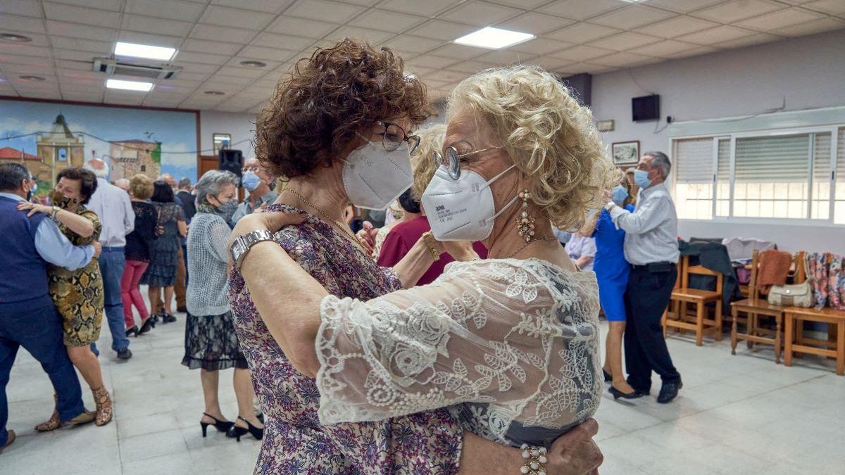 Baile de mayores en una imagen de archivo captada en Cáceres durante la pandemia.