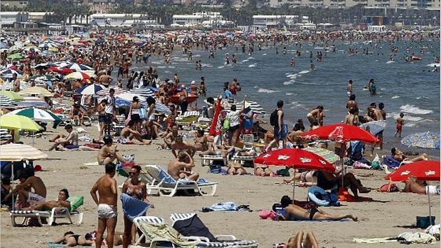 Miles de personas acudieron a la playa de la Malva-rosa atraídos por el buen tiempo, ayer.