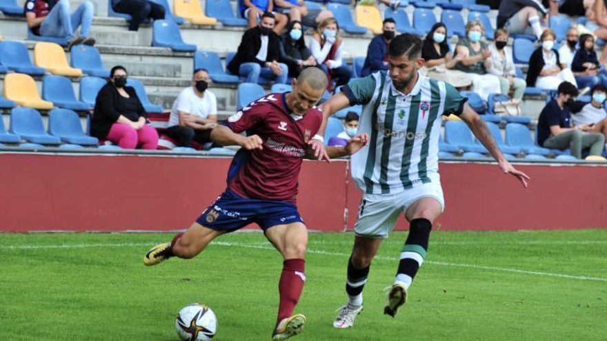 Rufo, en un lance de pretemporada contra Yeferson Quintana, defensa del Racing de Ferrol.