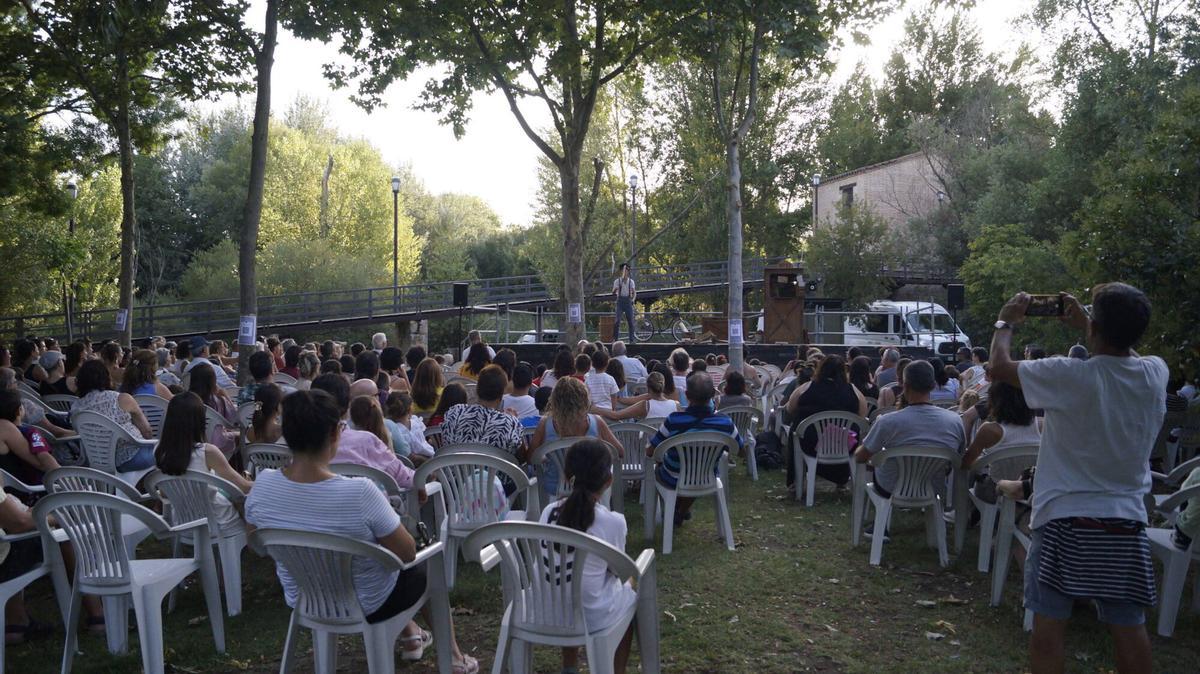 Jean Philippe Kikolas lleva su show "Sin remite" a las Aceñas de Cabañales dentro del festival Circo a la Calle. Jean Philippe Kikolas lleva su show "Sin remite" a las Aceñas de Cabañales dentro del festival Circo a la Calle.