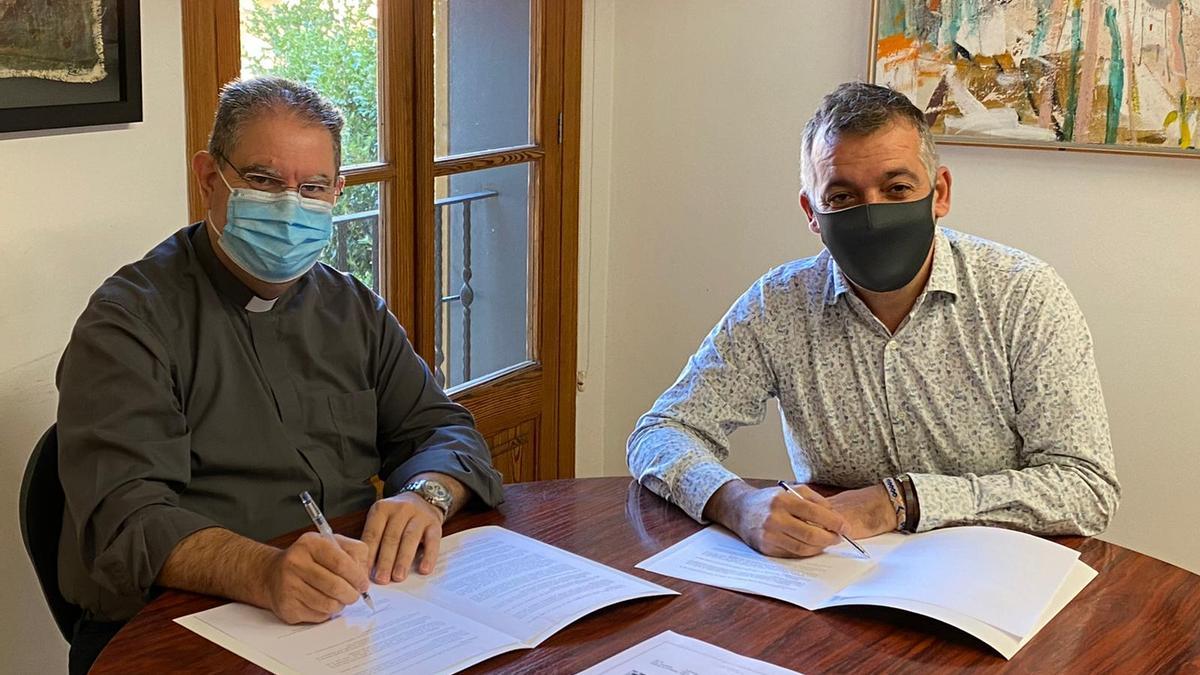 El rector Josep Adrover y el alcalde Joan Carles Verd firman el acuerdo de cesión de los elementos patrimoniales.