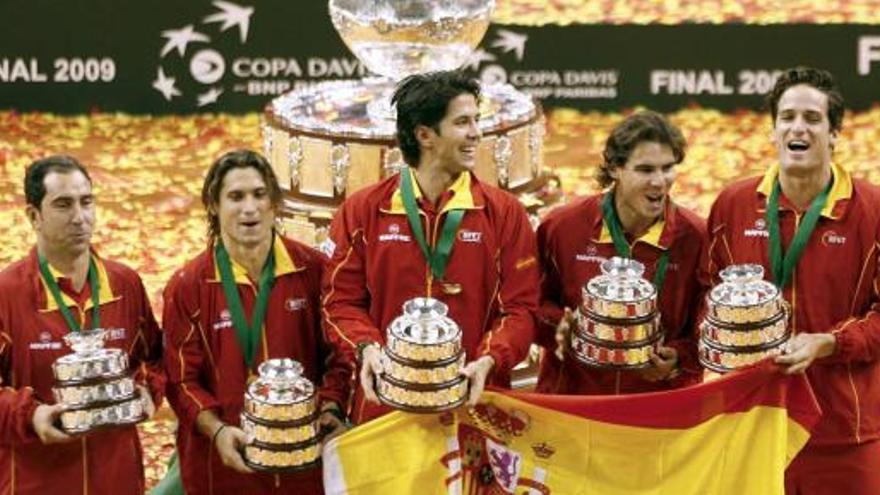 Los miembros del equipo español de Copa Davis, Albert Costa, David Ferrer, Fernando Verdasco, Rafael Nadal y Feliciano López, posan con la ensaladera tras ganar la final de la Copa Davis de tenis frente al equipo de la República Checa en 2009.