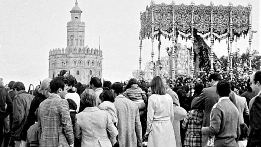 La Esperanza de Triana cruzando por el Puente de San Telmo durante la mañana del Viernes Santo de 1976, cuando el Puente de Isabel II estaba cerrado por obras