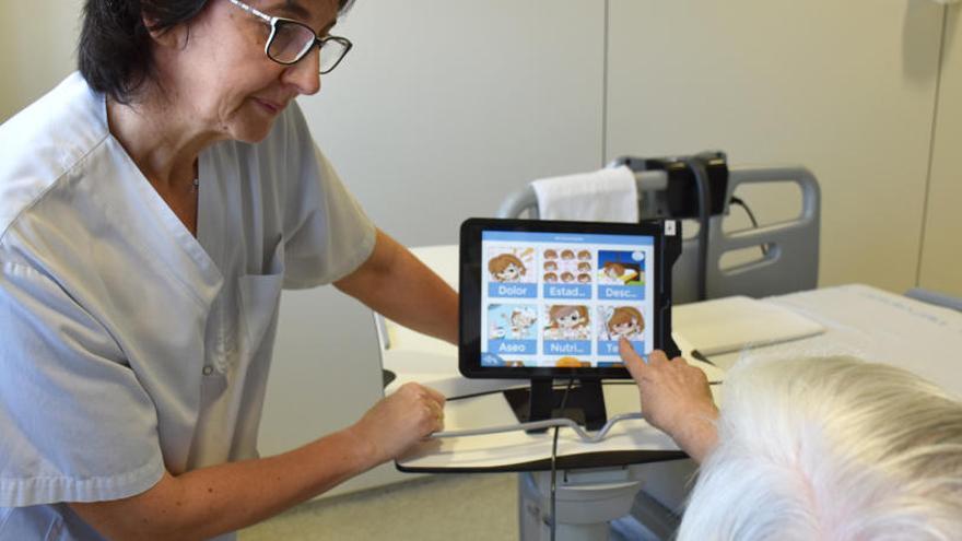 Una pacient amb la tauleta per poder-se comunicar
