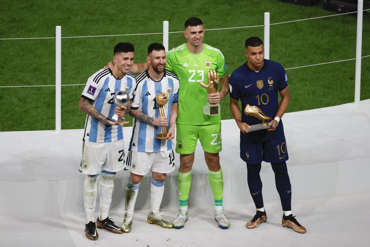 Dibu Martínez junto a Messi y Enzo Fernández, mejor jugador joven del Mundial.