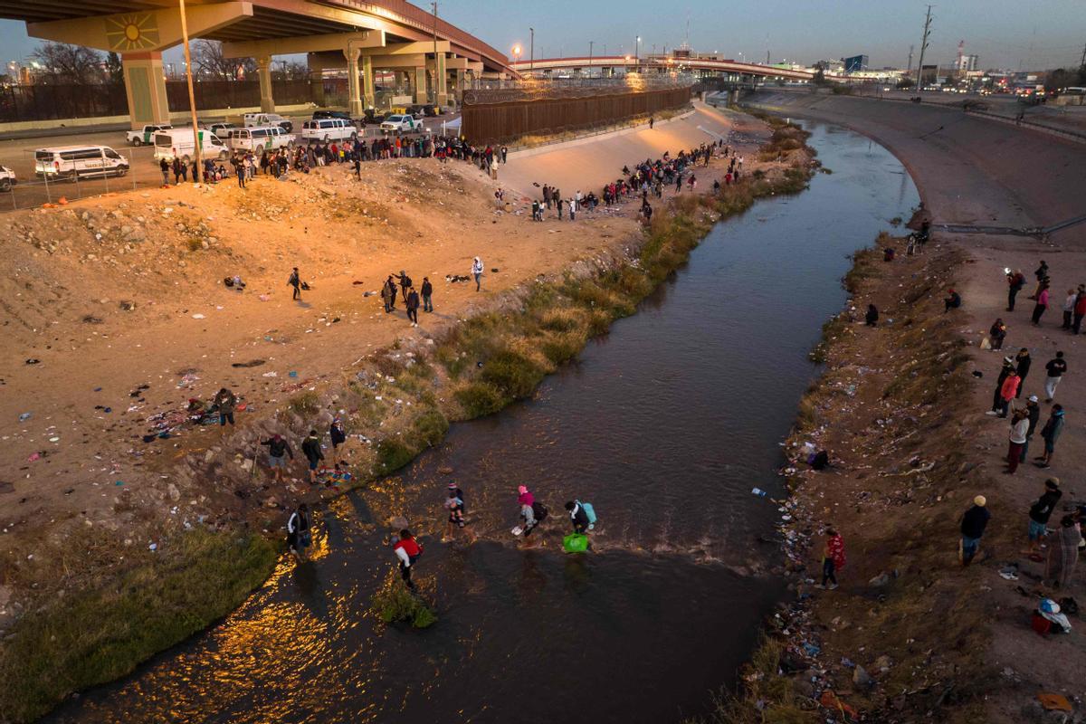 Un aluvión de inmigrantes cruzan Río Grande de Ciudad Juárez (México) a El Paso (Texas) ante un posible cambio en la política migratoria