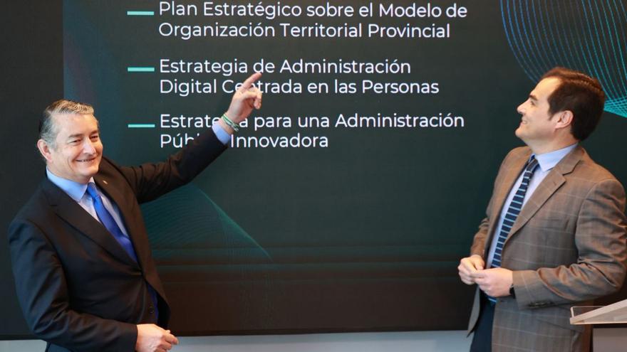 Los consejeros Antonio Sanz y José Antonio Nieto, durante la presentación del Triplán.