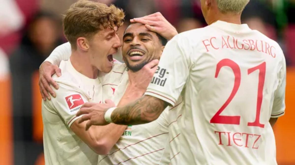Los jugadores del Augsburgo celebran un tanto