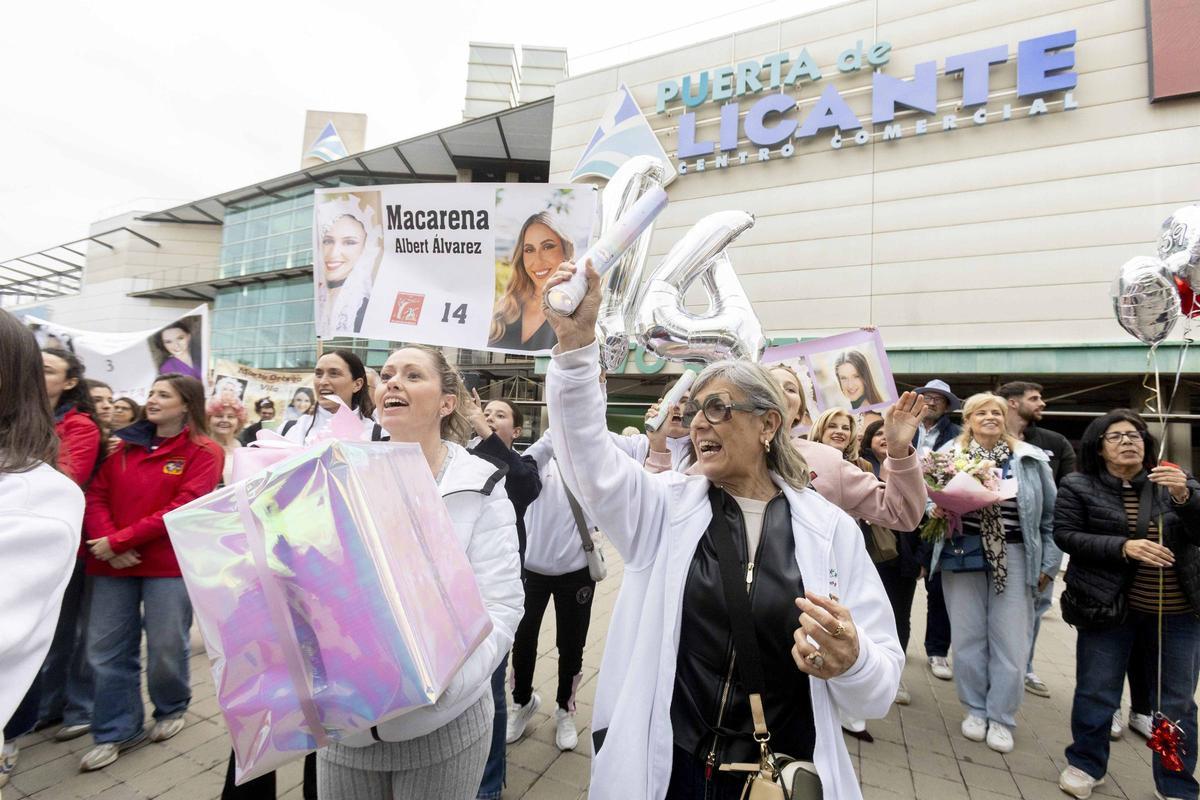 Las candidatas regresan a Alicante arropadas por una emotiva bienvenida de foguerers, en imágenes Las candidatas regresan a Alicante arropadas por una emotiva bienvenida de foguerers, en imágenes