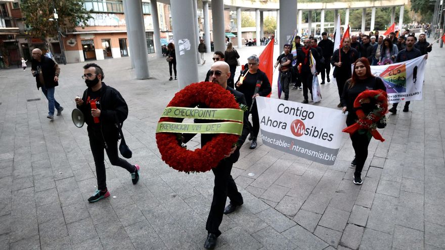 Réquiem por el Checkpoint de Murcia: decenas de personas escenifican su funeral por el centro de la ciudad