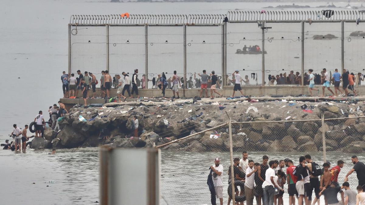 El flujo de personas entrando a Ceuta desde Marruecos continúa a primera hora de la mañana