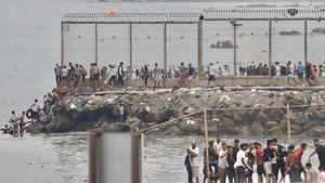 El flujo de personas entrando a Ceuta desde Marruecos continúa a primera hora de la mañana