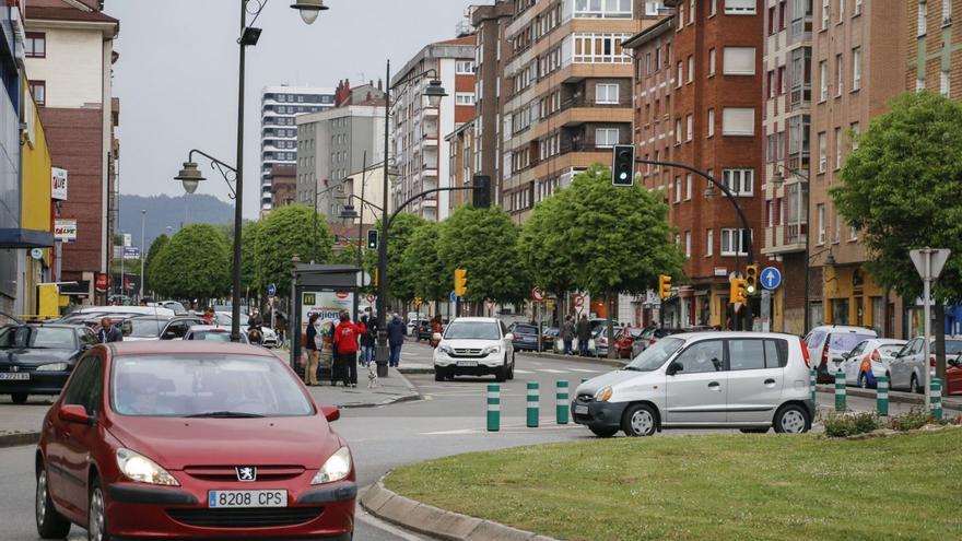 Tráfico en la avenida de la Argentina. | Pablo Solares