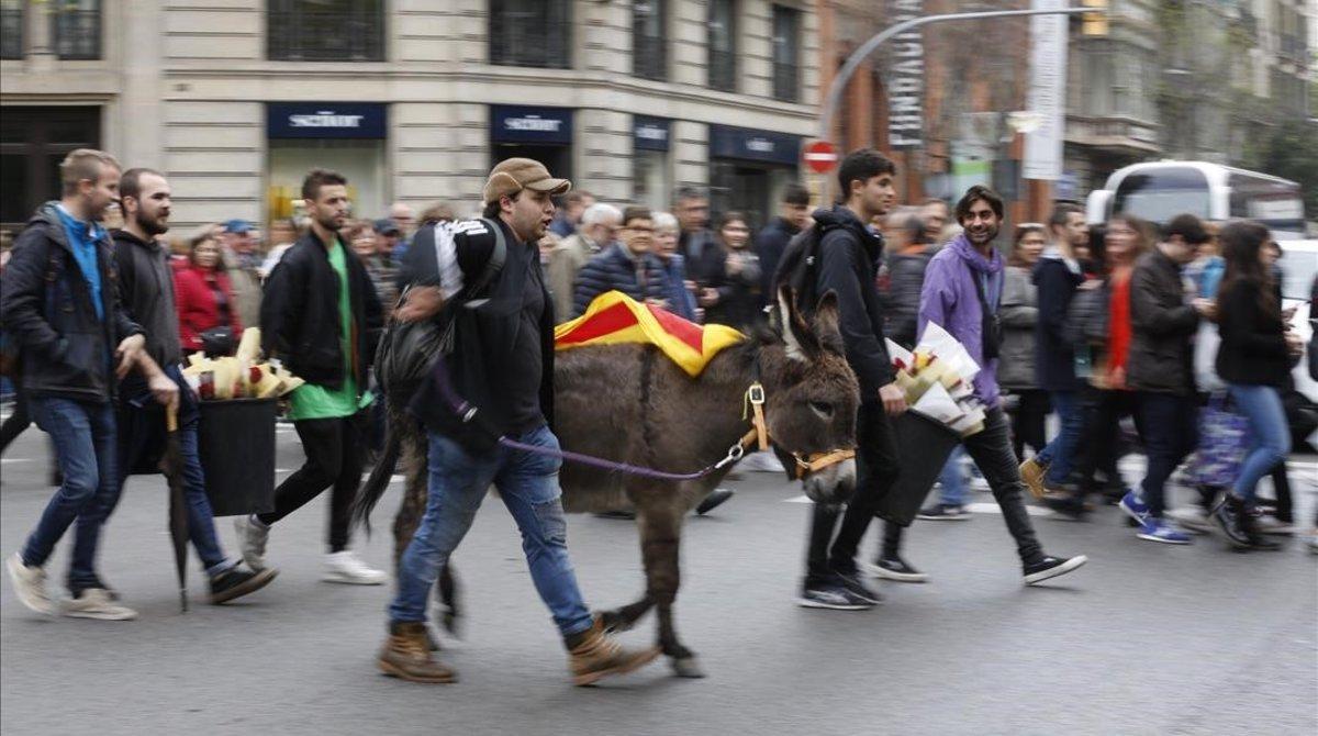 Ambiente de Sant Jordi en la Rambla de Catalunya de Barcelona.