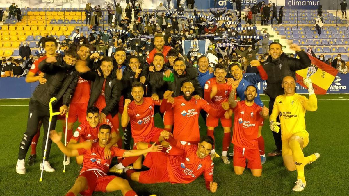 Los jugadores del Alcoyano festejan su remontada en Murcia, ayer, sobre el césped. | CDA