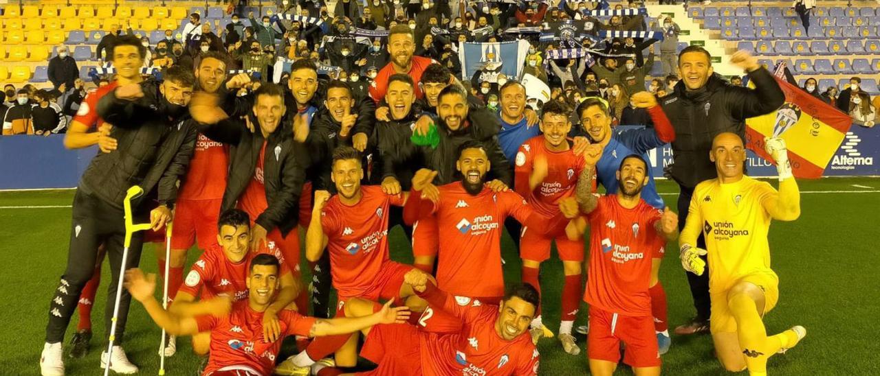 Los jugadores del Alcoyano festejan su remontada en Murcia, ayer, sobre el césped. | CDA