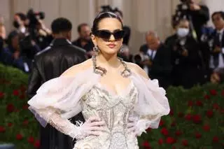 El vestido de Rosalía en la Met gala 2022: un guiño a 'Motomami' con Givenchy