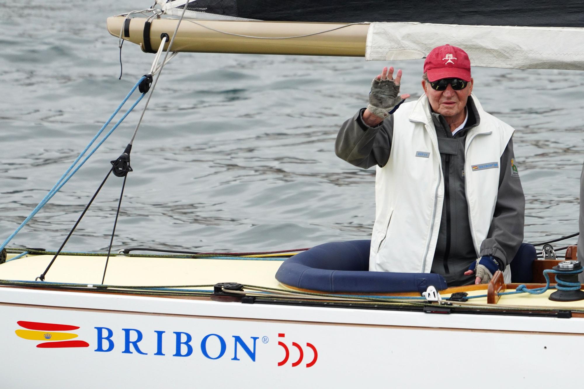 El rey emérito Juan Carlos I a bordo del Bribón en su última visita a Sanxenxo (Galicia).