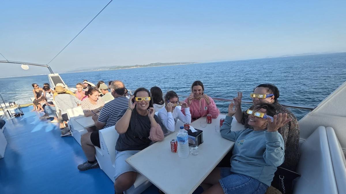 Asistentes al viaje en catamarán.