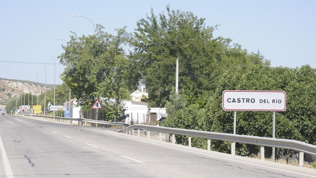 Paso de la carretera N-432 por Castro del Río, en una imagen de archivo.