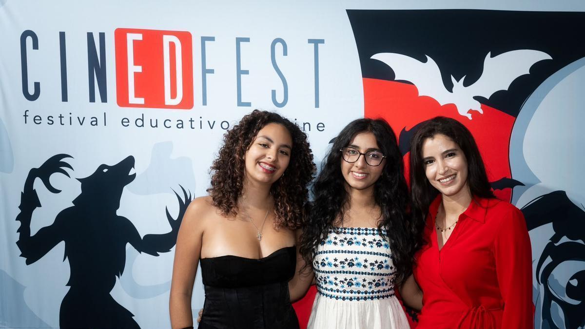 De izquierda a derecha, Nayla Santana Kokaly, Sumati Tekchandani Paryani y Mina Aiad Azaghbib en la gala de premios del Cinedfest.