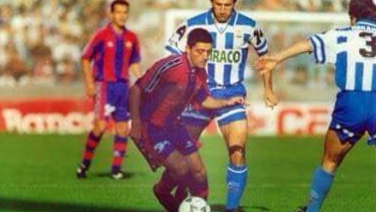 García Pimienta controla el balón ante la presión de Begiristain y López Rekarte en Riazor, el 26 de mayo de 1996.