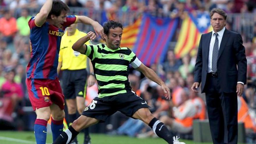 Esteban Vigo, en el fondo, dirigiendo al Hércules ante el Barça. Abraham Paz lucha con Messi por una pelota.