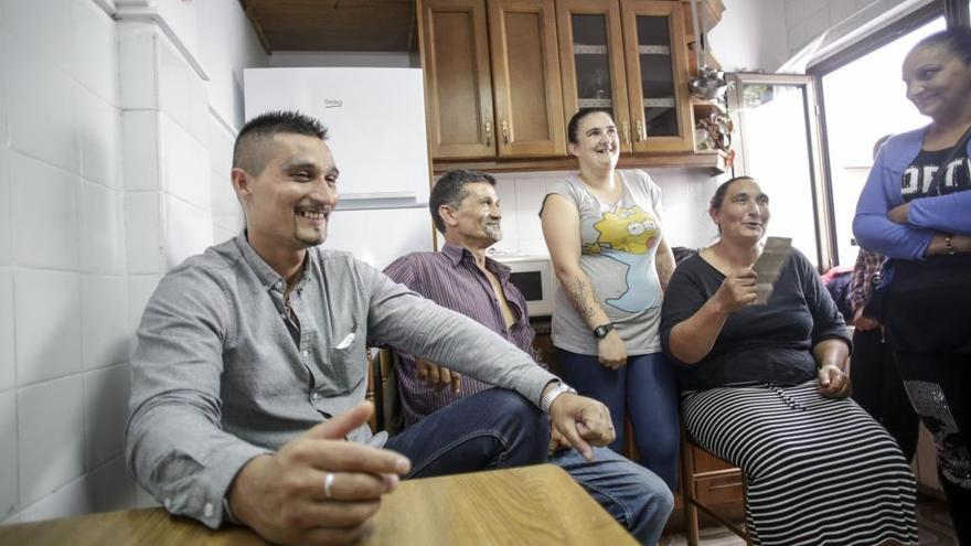 El preso resucitado, a la izquierda, junto a sus familiares, el día que salió de prisión.