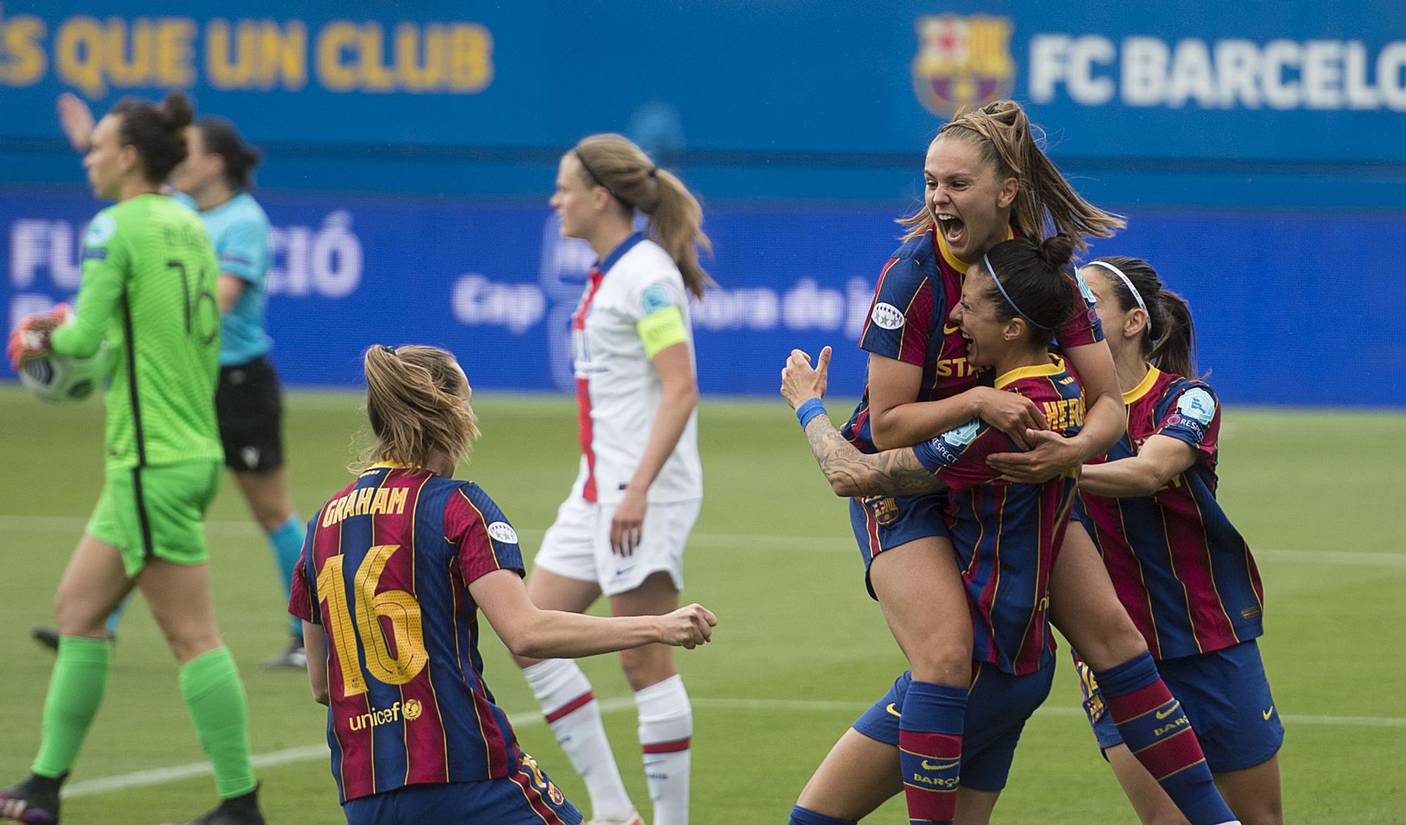 Las jugadoras del Barça felicitan a Martens tras uno de sus dos goles al Paris SG.