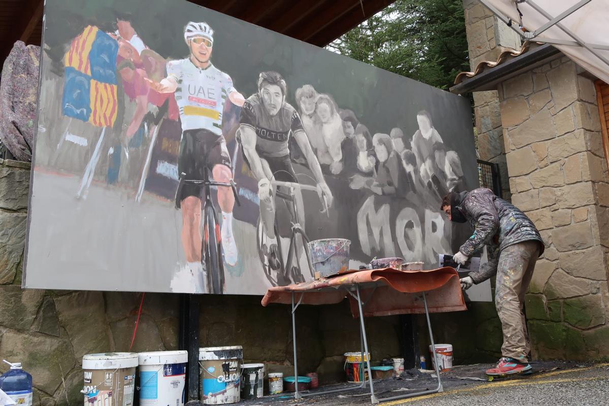 El artista Mateu Targa finaliza el mural con Pogacar y Merckx que se inaugura este domingo y se colocará en la cima de Queralt.