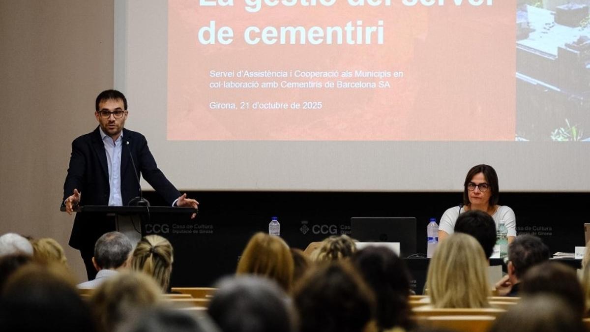 El diputat Joan Plana, durant la inauguració de la jornada formativa «La gestió del servei de cementiri».