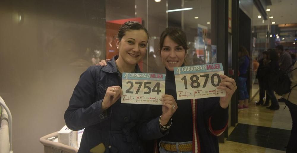 Recogida de dorsales en el Thader para la IV Carrera de la Mujer