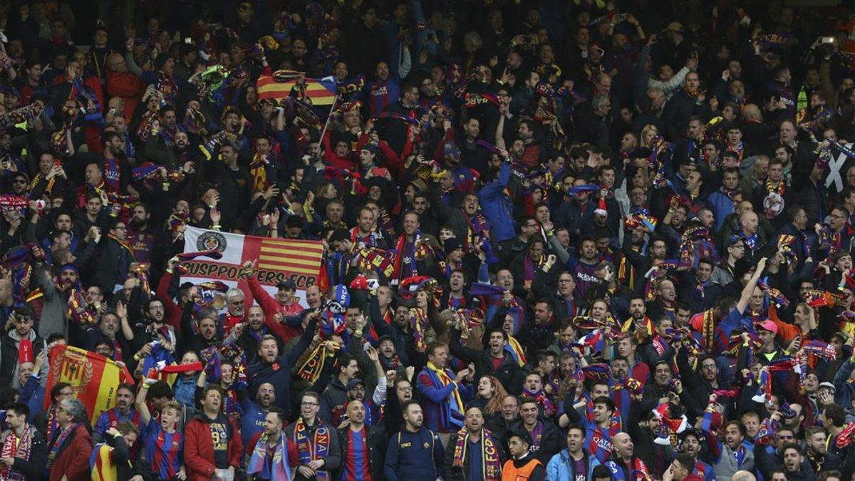 La afición del Barça estuvo a la altura y Anfield lo reconoció dedicando una ovación a los desplazados