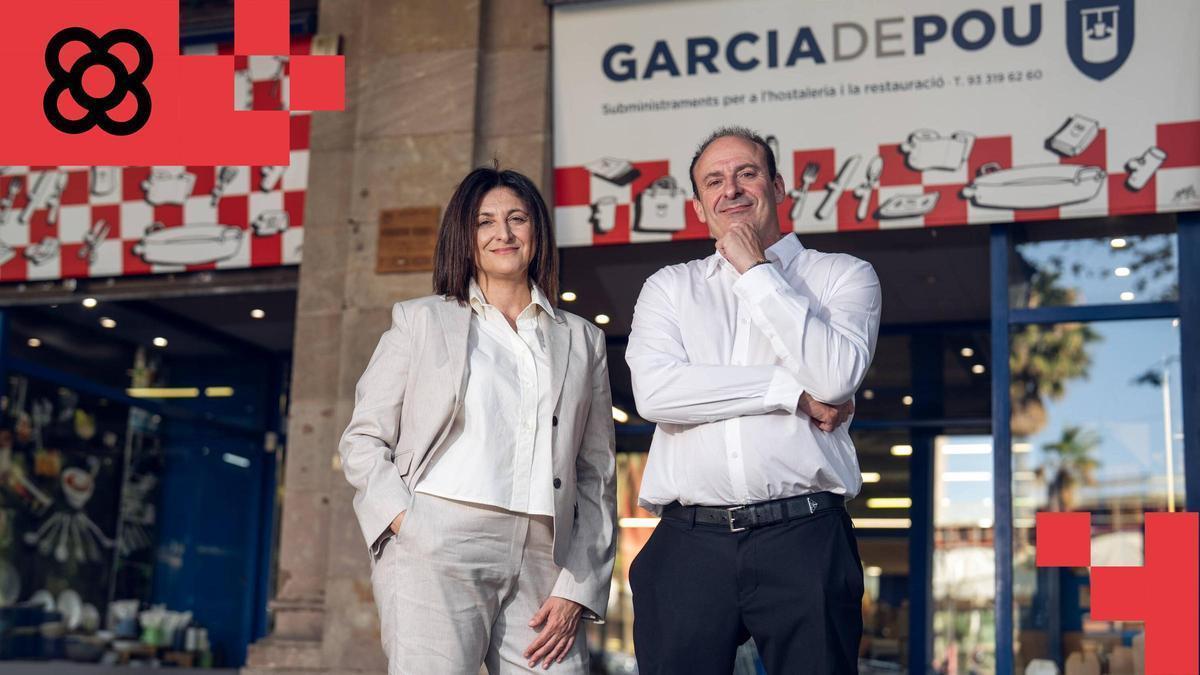 Anna y Emili, responsables de la firma Garcia de Pou, ante la tienda del paseo de Picasso