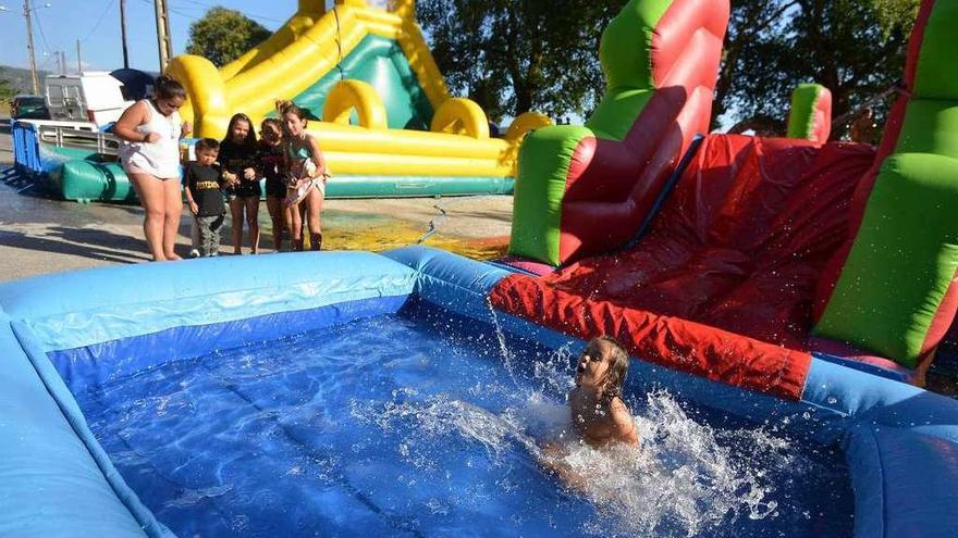 Hinchables para niños del Festixeve, que se celebra en el Campo do Vilar de Fragoso. // Gustavo Santos