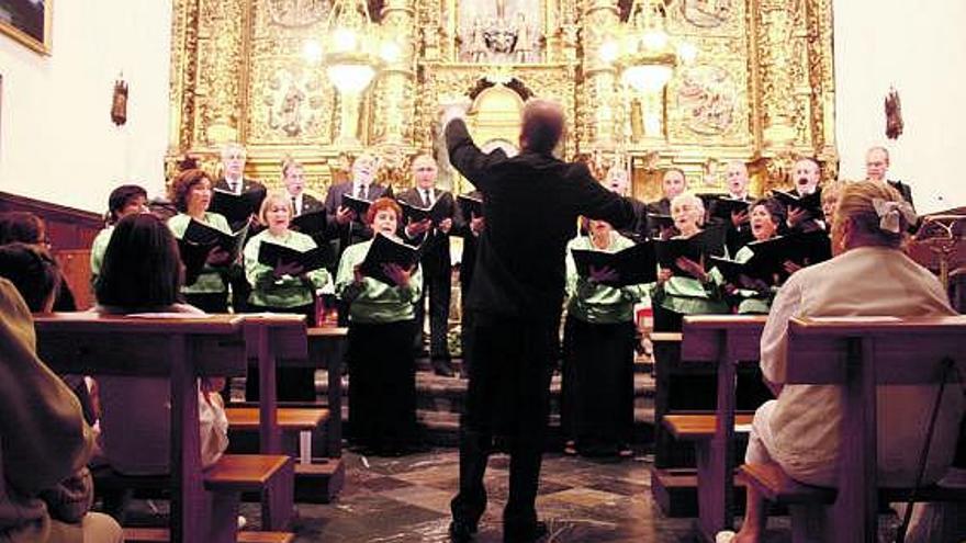 El coro «Capilla Clásica» entona «O bone Jesu», en la iglesia de Luanco, ayer.