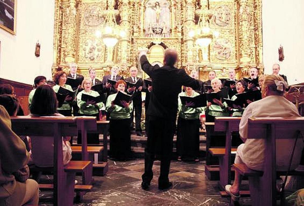 El coro «Capilla Clásica» entona «O bone Jesu», en la iglesia de Luanco, ayer.