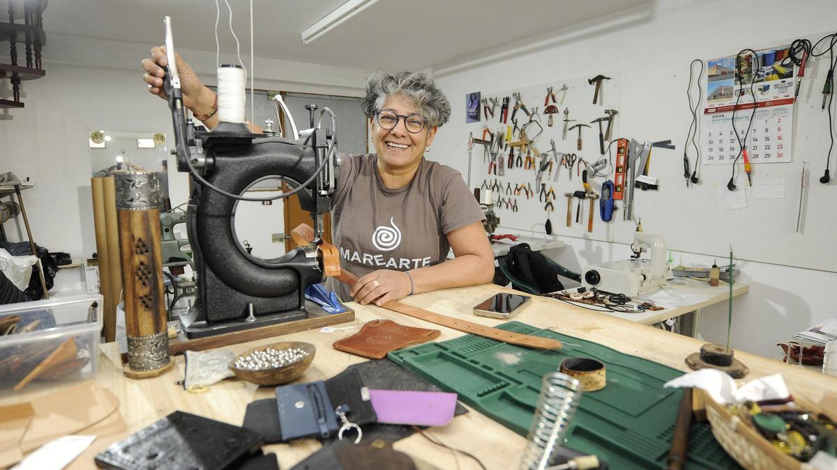 El cuero artesanal de Sandra Sandoval: utilidad y belleza en piezas «made in Lalín»