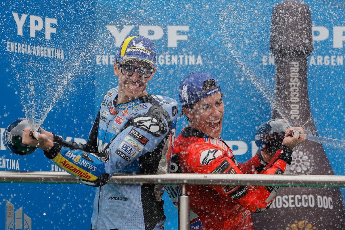 AME9761. SANTIAGO DEL ESTERO (ARGENTINA), 16/03/2025.- El español Marc Márquez (d), de Ducati Lenovo, celebra desde el podio junto al español Alex Márquez (segundo lugar), de BK8 Gresini Racing MotoGP, luego de ganar el Gran Premio de Argentina de MotoGP 2025 este domingo, en el Circuito de Termas de Rio Hondo en Santiago del Estero (Argentina). EFE/ Juan Ignacio Roncoroni