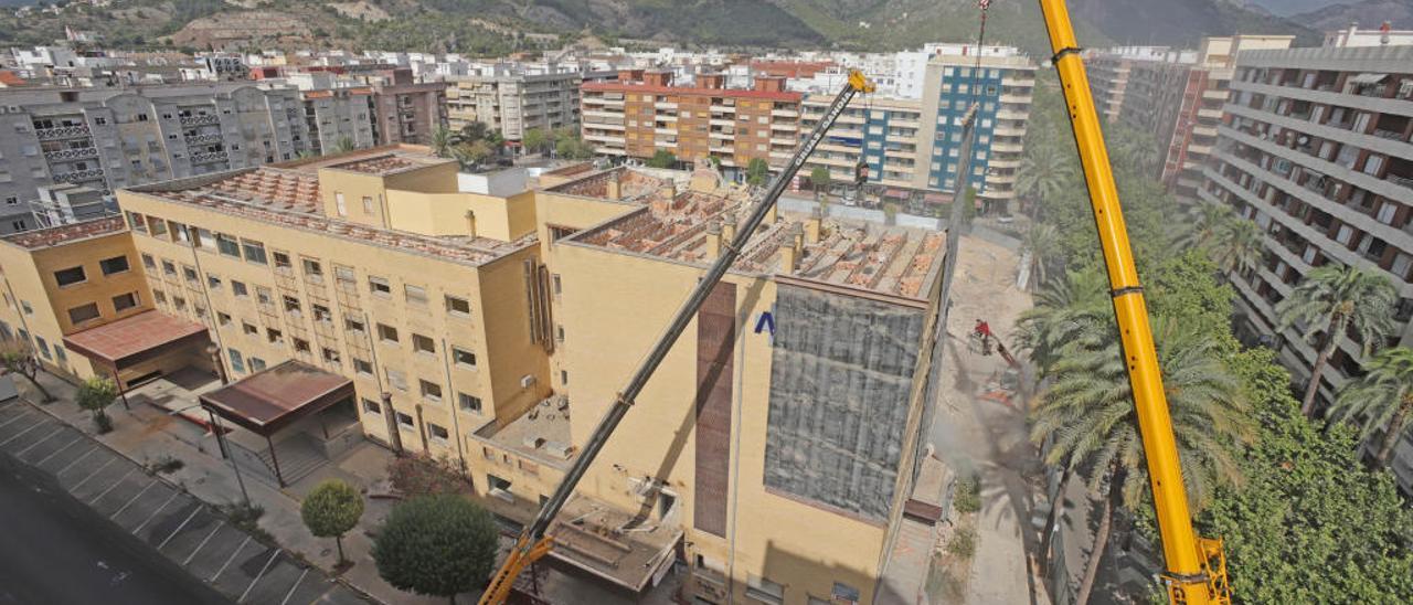 La torre del antiguo ambulatorio comenzó a demolerse ayer.