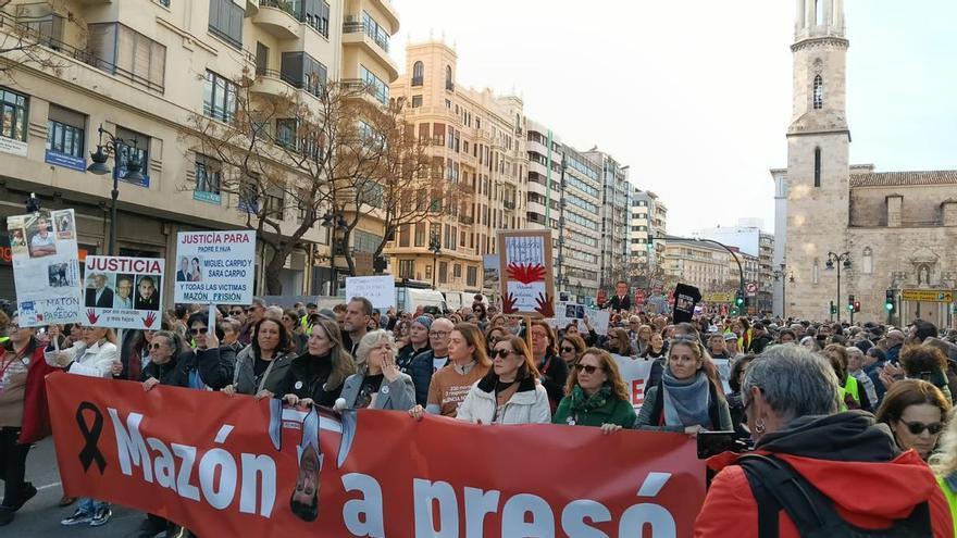 Unas 2.000 personas protestan contra Mazón tras la petición de imputación de la jueza