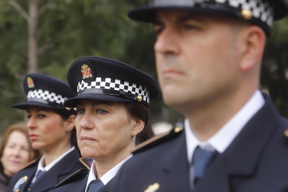 Policías locales emocionados durante el acto.