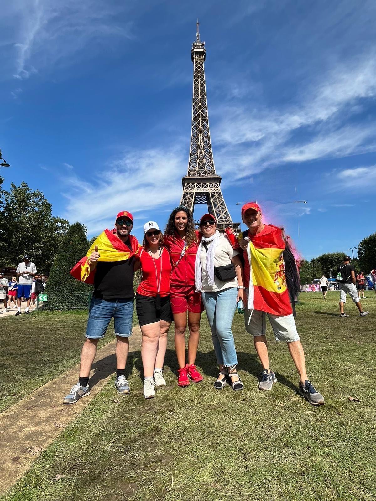 Vega Gimeno, a los pies de la Torre Eiffel con amigos y aficionados.