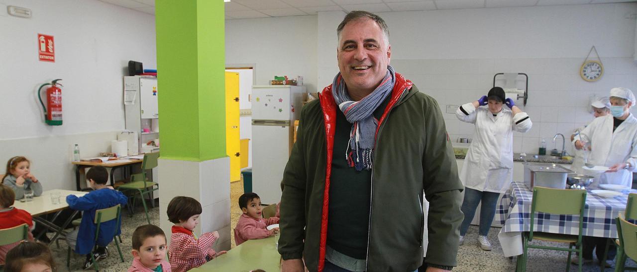 José Ántonio Alvarez en el comedor escolar de Curros Enríquez