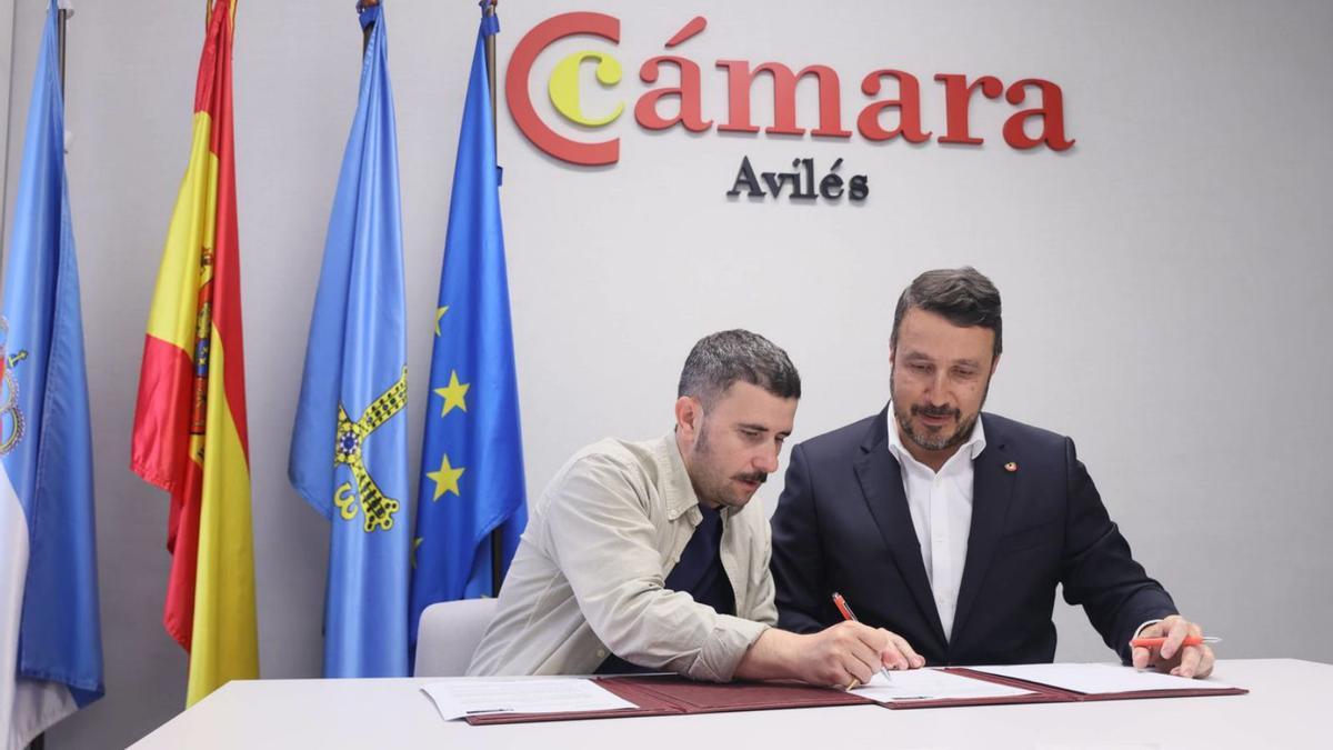 El presidente del Real Avilés, Diego Baeza, junto a Daniel González, durante la firma del acuerdo.  | MARIO CANTELI