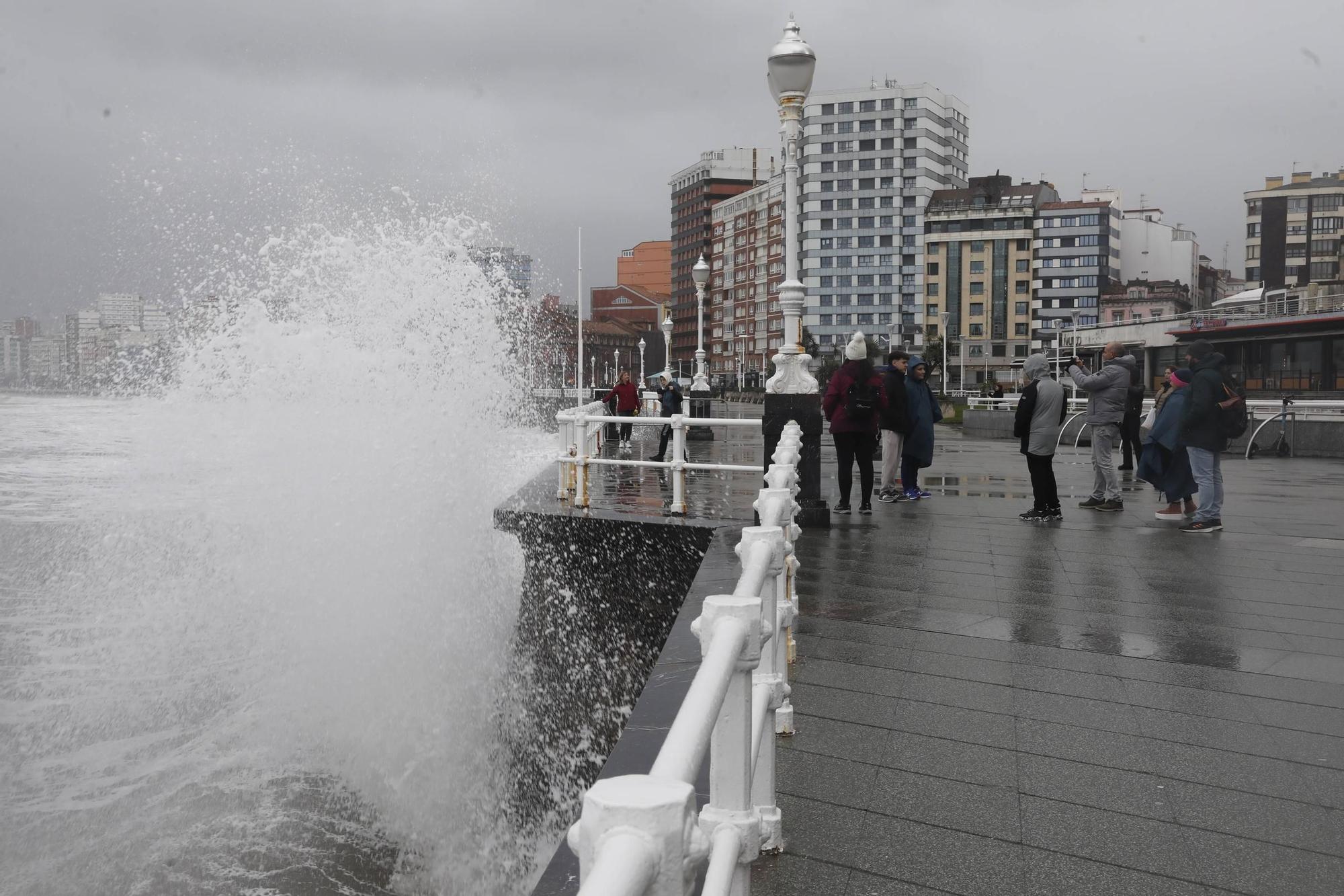 El oleaje sigue azotando la costa de Gijón (en imágenes)