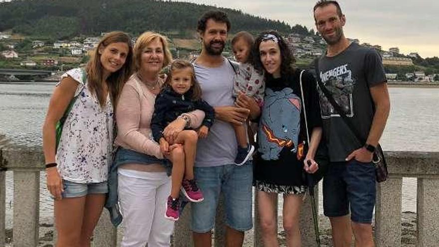 Lara de Saa junto a su familia y su pareja. // CEDIDA