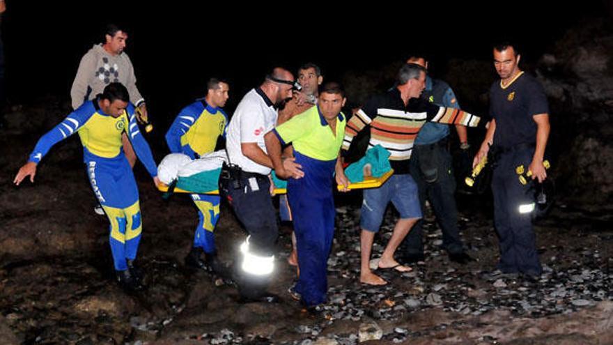 Efectivos de los cuerpos de emergencia retiran el cuerpo del hombre fallecido anoche en Caleta de Arriba. | paco luis mateos