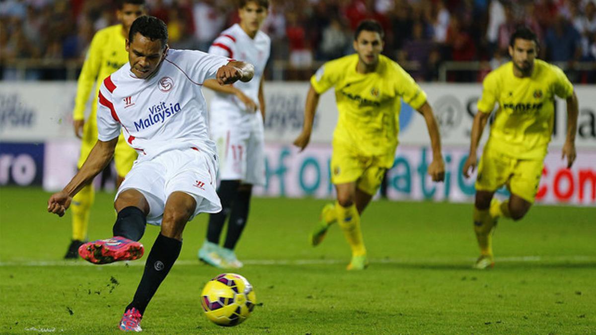 Carlos Bacca se dispone a lanzar el penalti que ha dado la victoria al Sevilla ante el Villarreal