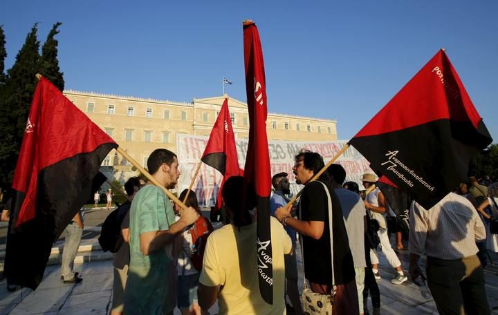 Cientos de personas se han concentrado en la plaza Syntagma para mostrar su oposición al acuerdo con la 'troika'